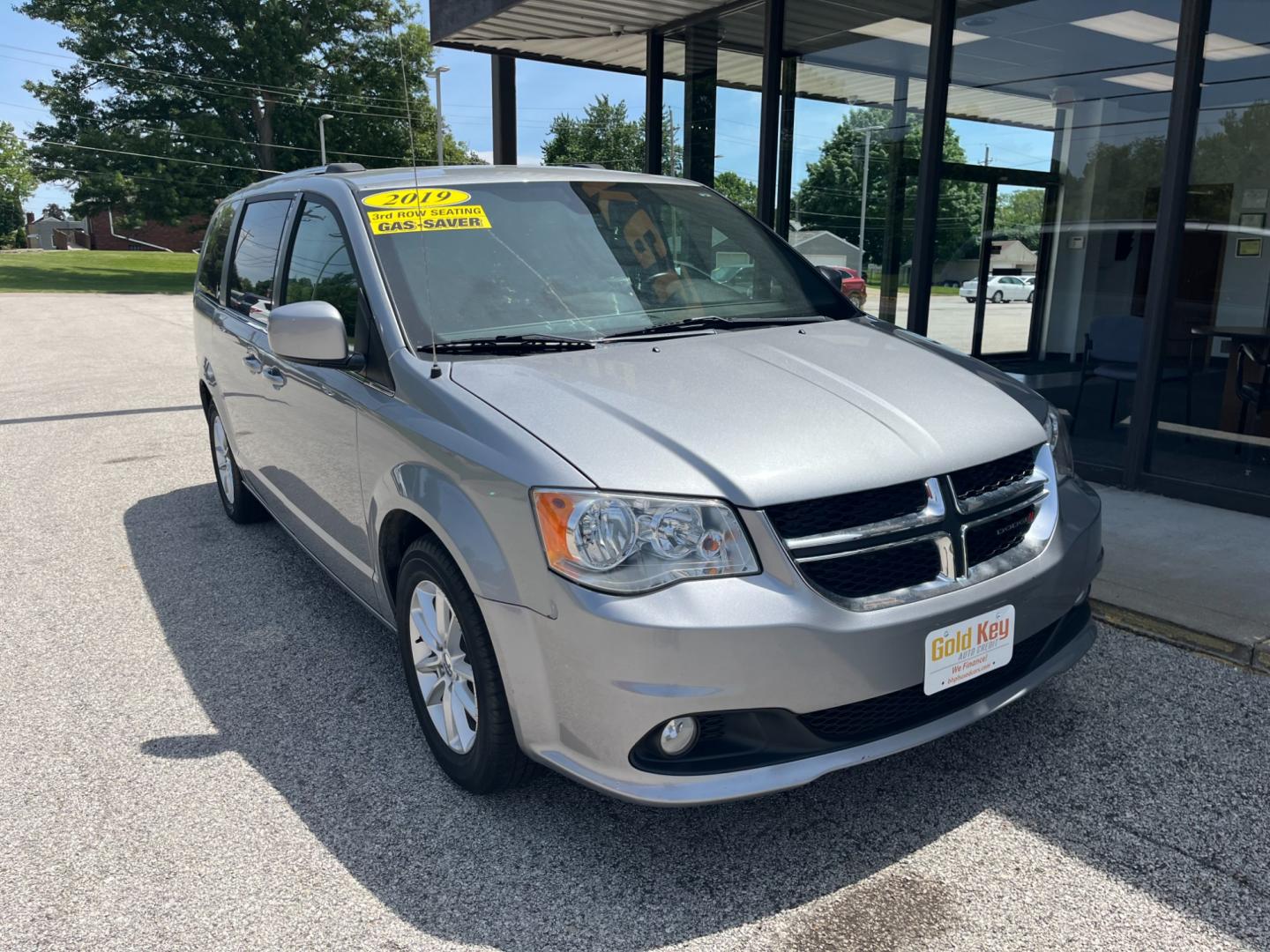 2019 Billet Clear Coat Dodge Grand Caravan SXT (2C4RDGCGXKR) with an 3.6L V6 DOHC 24V engine, 6-Speed Automatic transmission, located at 1633 W Kimberly, Davenport, IA, 52806, (563) 323-5341, 41.559456, -90.598732 - Photo#2